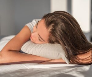 Is it ok to sleep with one arm under the pillow